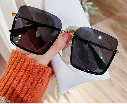 Oversized Square Sunglasses – UV400 Protection